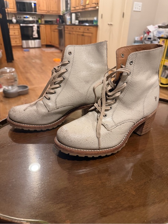 Frye Shoes - EUC Frye Women's Lace-Up Leather Ankle Boots in Cream Size 10